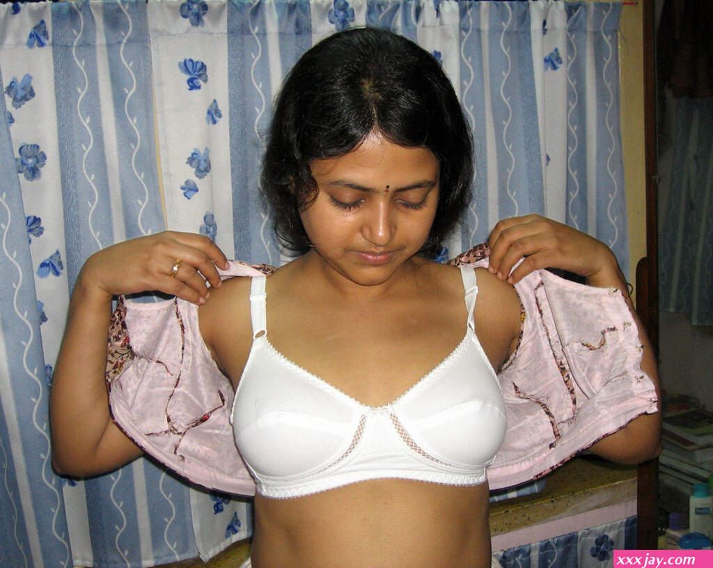 Hot Mom Pics: Sexy desi aunty removing clothes and showing boobs n hairy choot