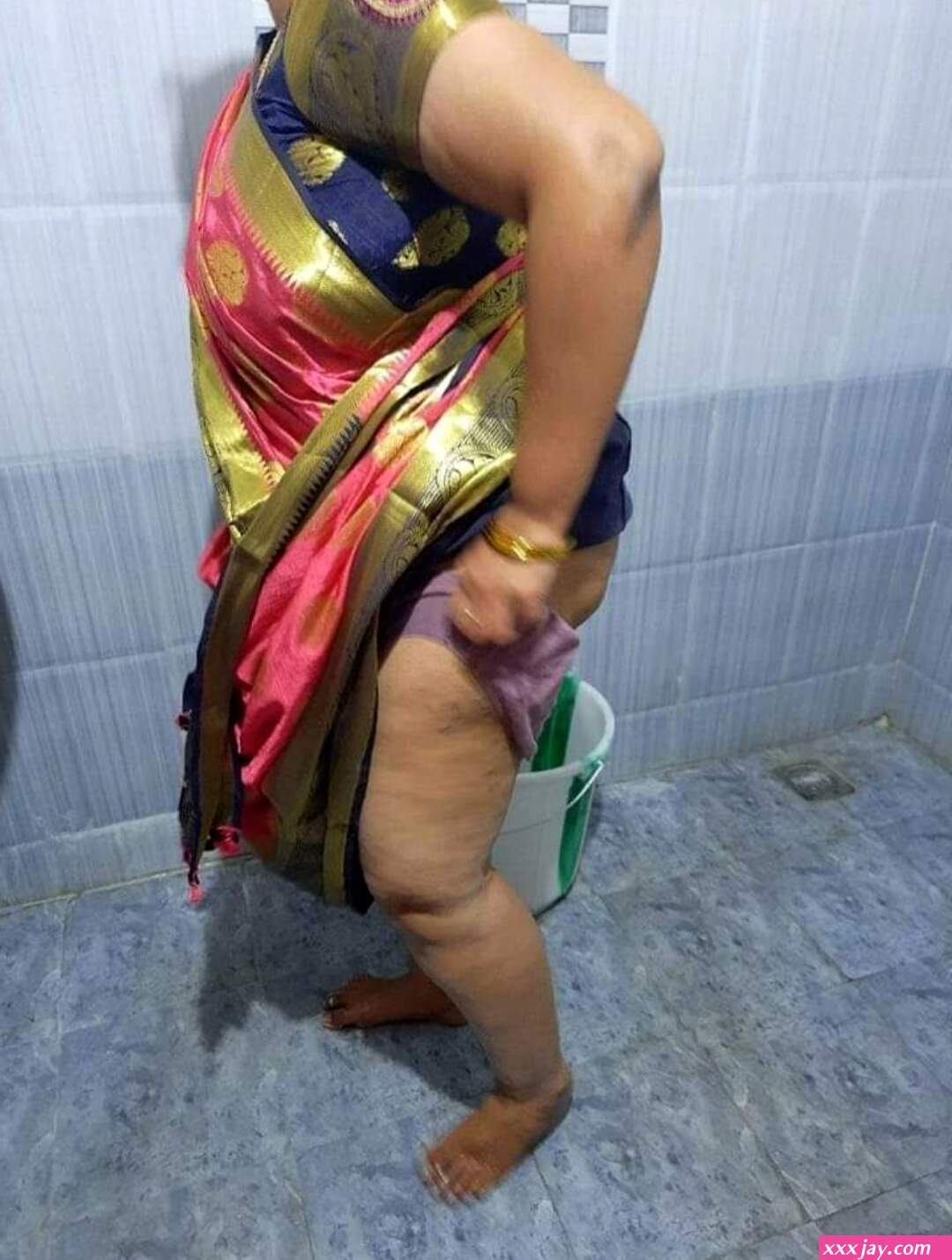 Aunty removing jatti for pie 1 pictures
