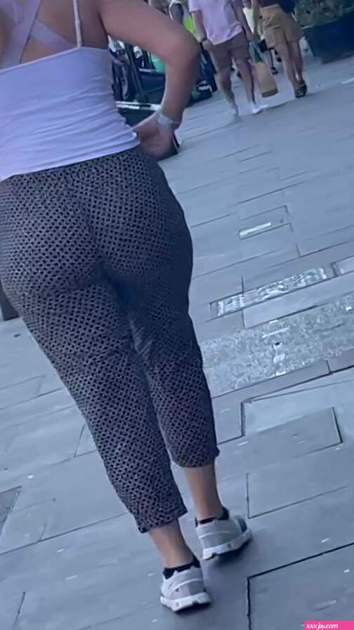 Brunette pawg in tight pants