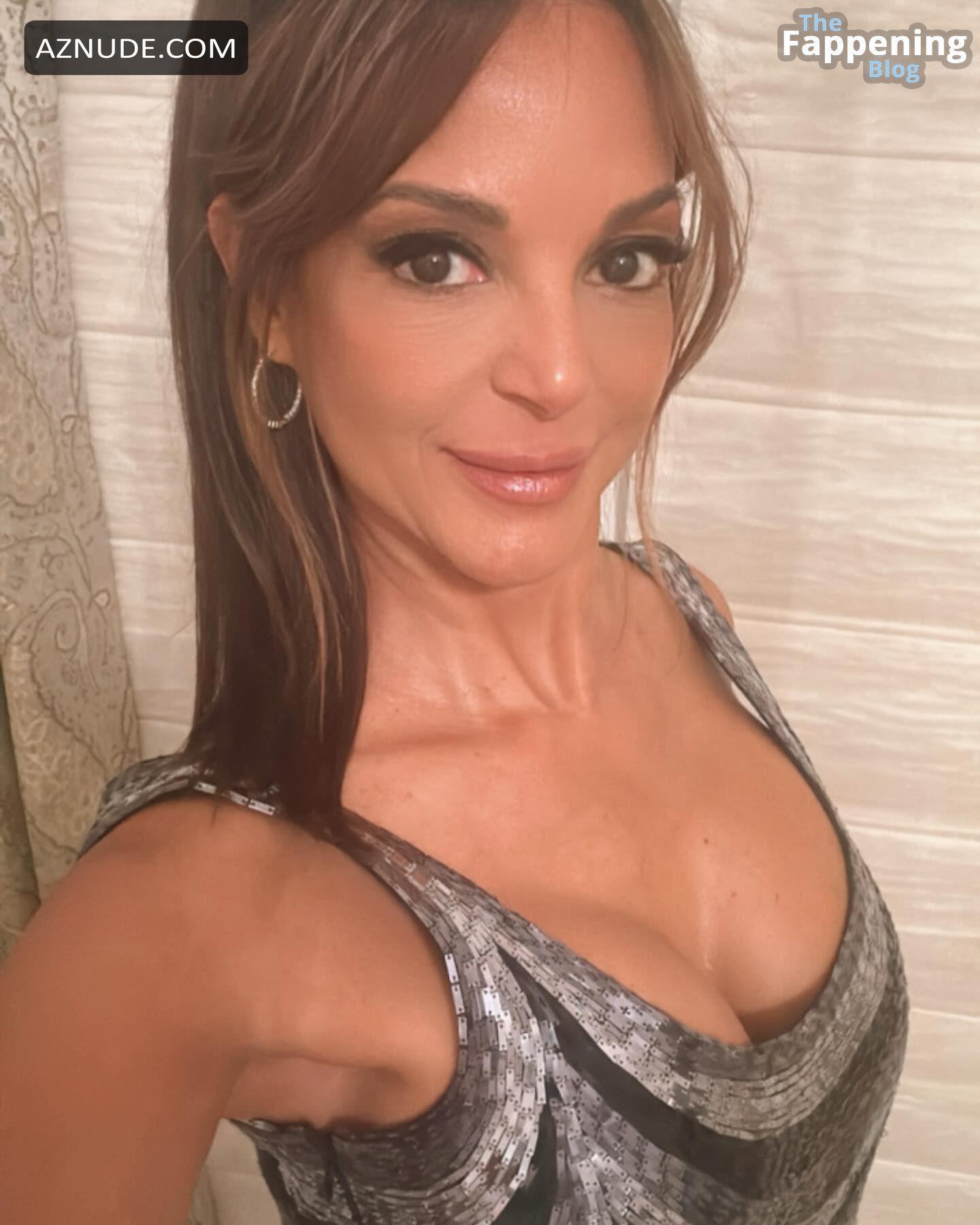 Eva Larue Sexy Selfie Photos Showing Off Her Hot Cleavage