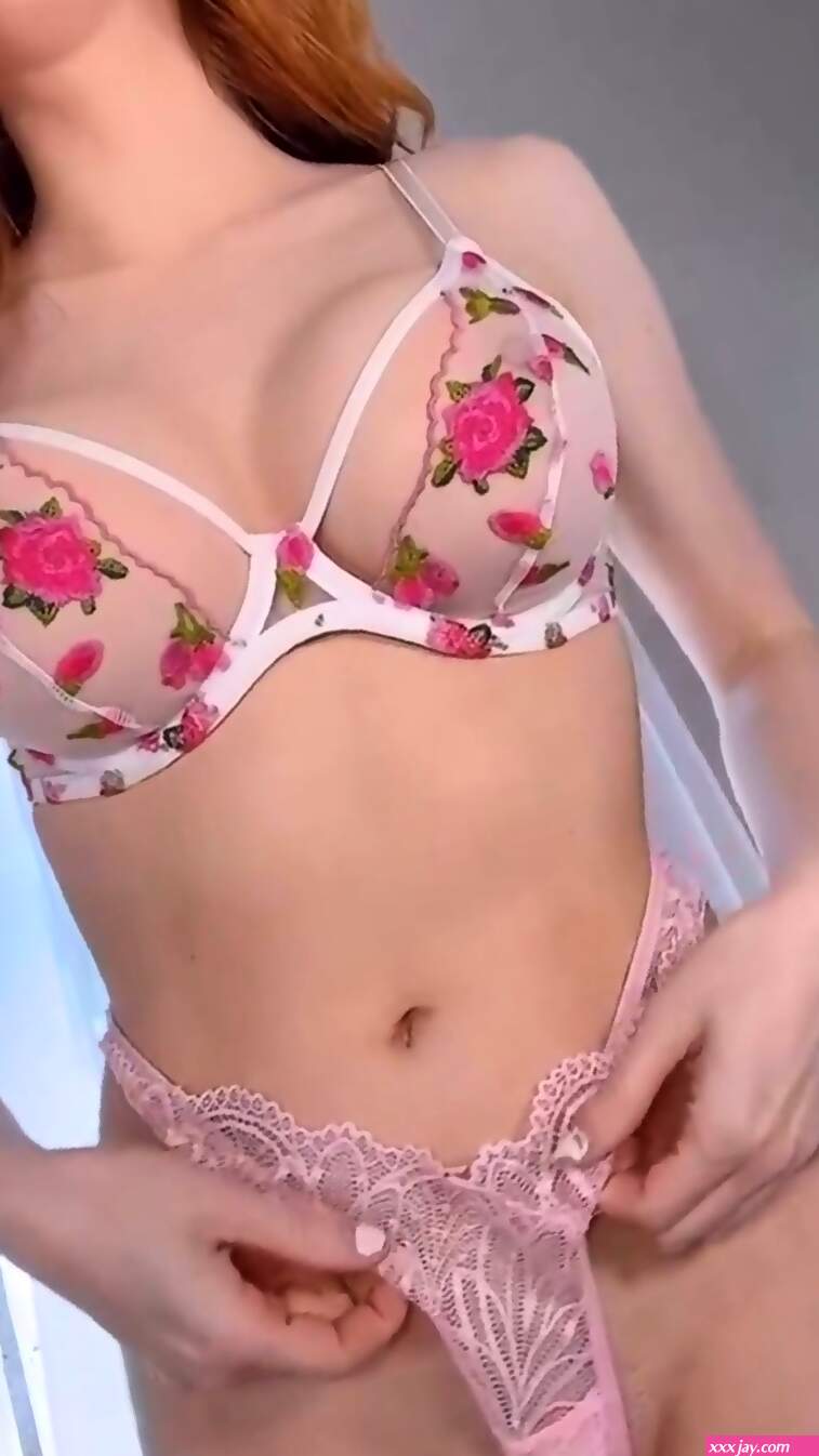 Amouranth Ginger Hottie Teasing Her Soaked Pussy In Free Video