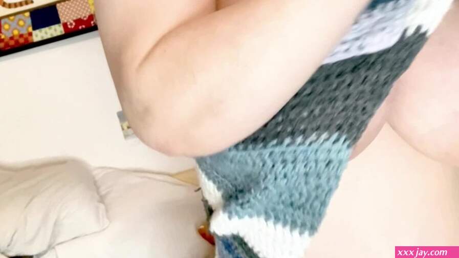 accidentally Flashing my Big Boobs Ass and Pubes while I tell you about my Blanket