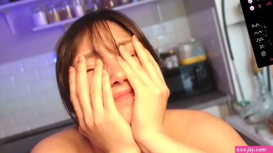 Streamer accidentally shows boobs