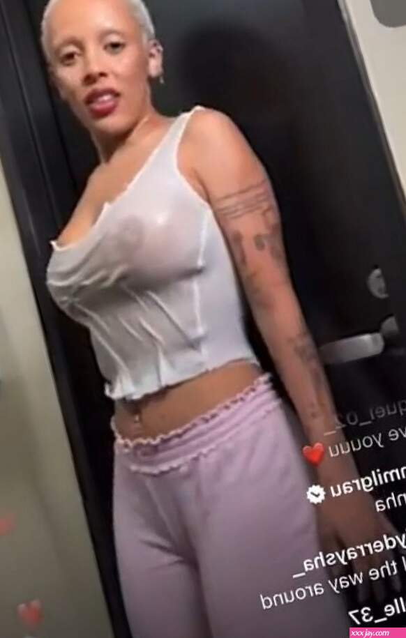 Doja Cat Playing With Her Nude Big Tits On Live