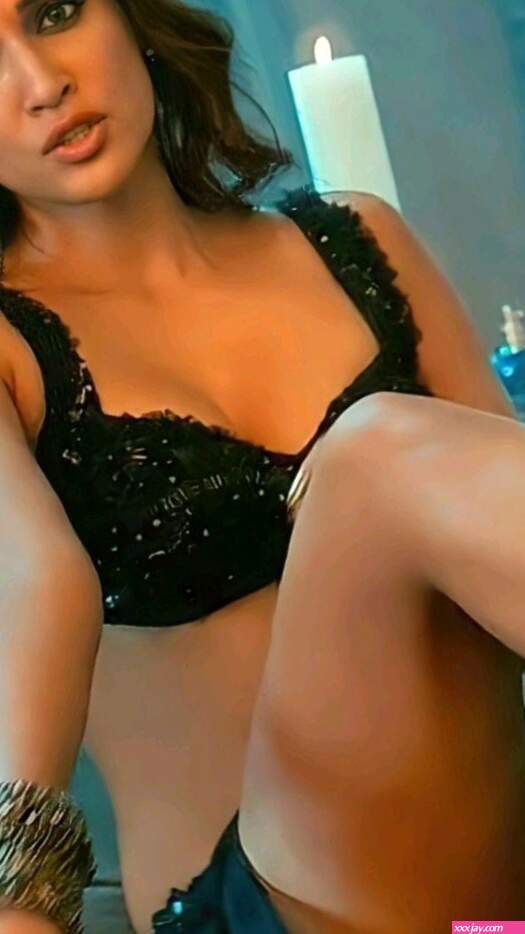 Kriti Sanon Sexy Pics