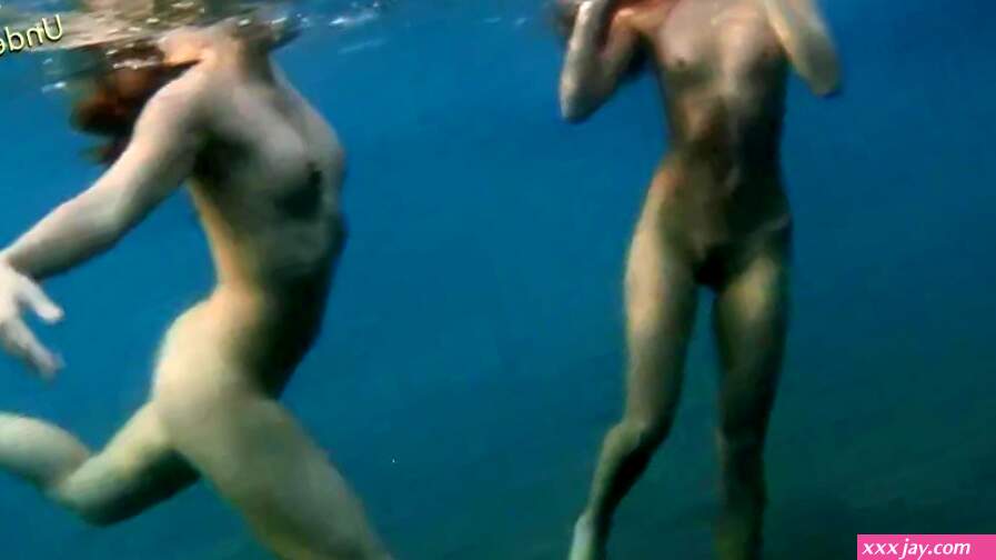 Geile süe Babe im Pool und Lesben im Meer auf Teneriffa