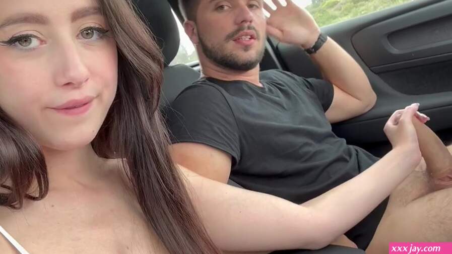 Hellolimoon jeune salope bouffe une grosse bite dans la voiture car blowjob française