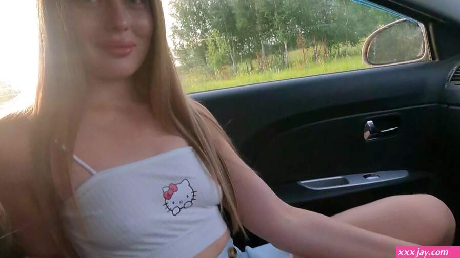 Cutie est prête à baiser dans la voiture au lieu de payer le tarif conduisant dans les bois sur le