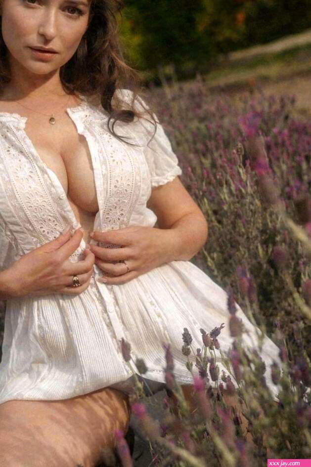 Milana Vayntrub