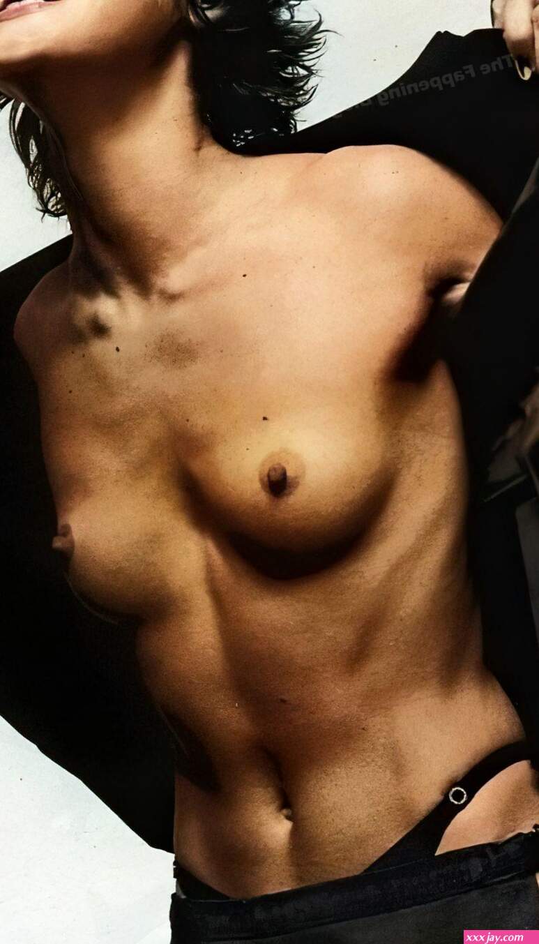 Milla Jovovich Nude and Sexy Photos
