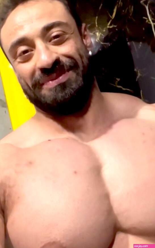 Hot handsome iranian bodybuilder with massive round pecs and huge nipples in the gym. Pure sexiness muscle muscleworship hothunk massivebodybuilder bigmuscles menarehot MuscleStud
