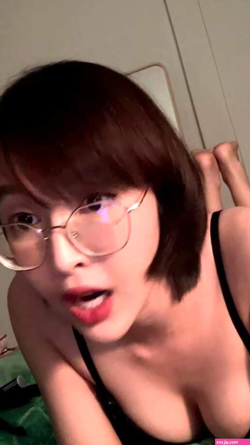 Wanlang asks for OnlyFans gentle glasses contrast girl deerlong private photo collection the best of the best natural meat urinal pure girl shows superb oral sex oral cum swallowing 10 -AVJB