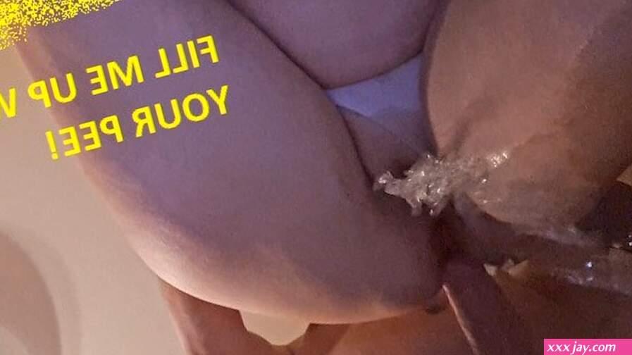 Redhead Milf Came after Pissing in her pussy. Peeing and fucking.