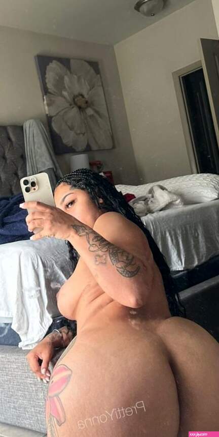 Ebony twerking her fat ass