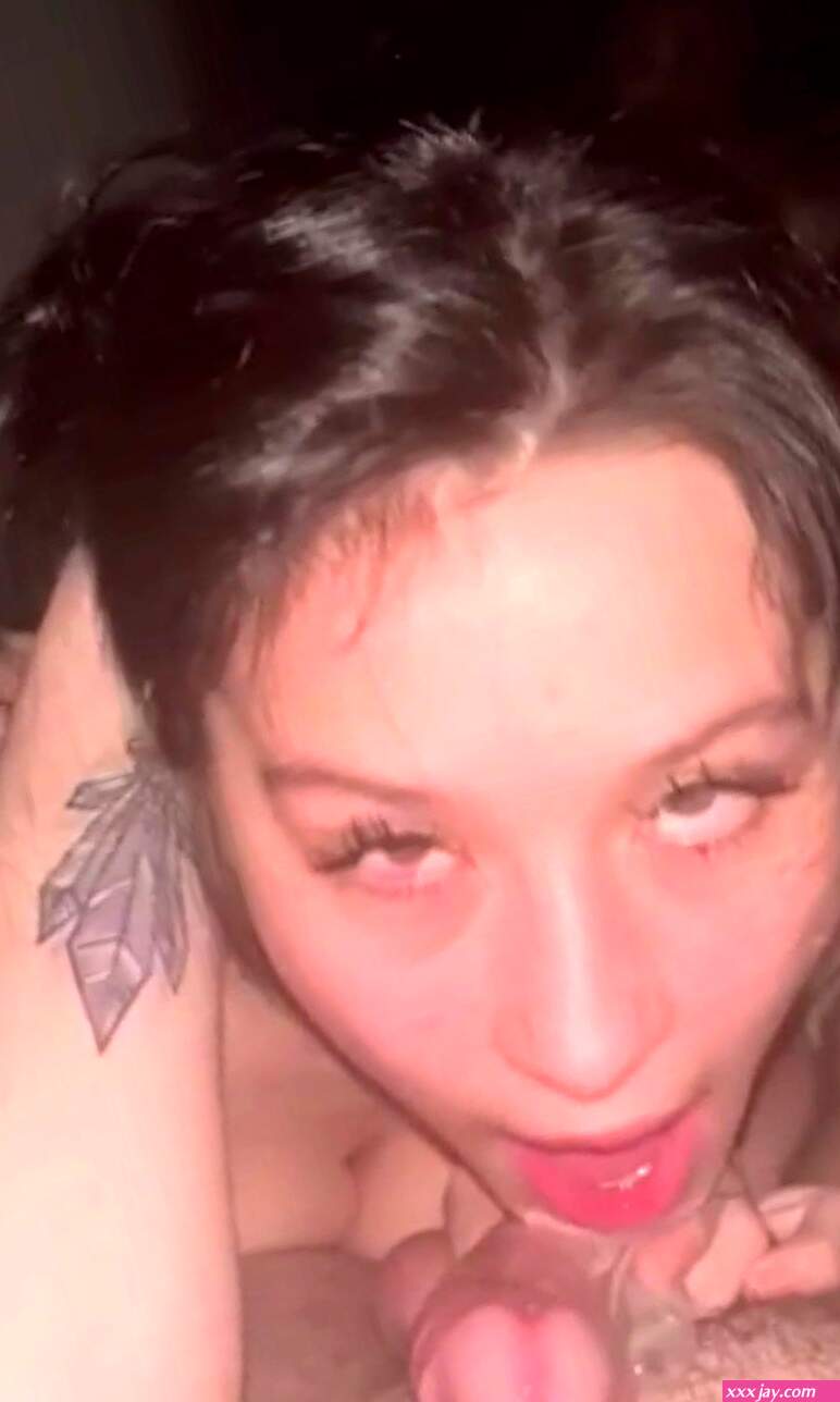 Ssavynicolee aka xoSavv sucking dick