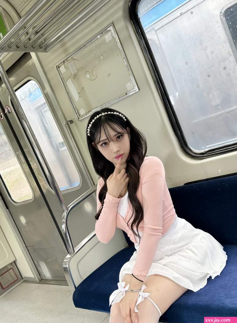 UHHUNG MAGAZINE Hani : The Girlfriend on The Subway
