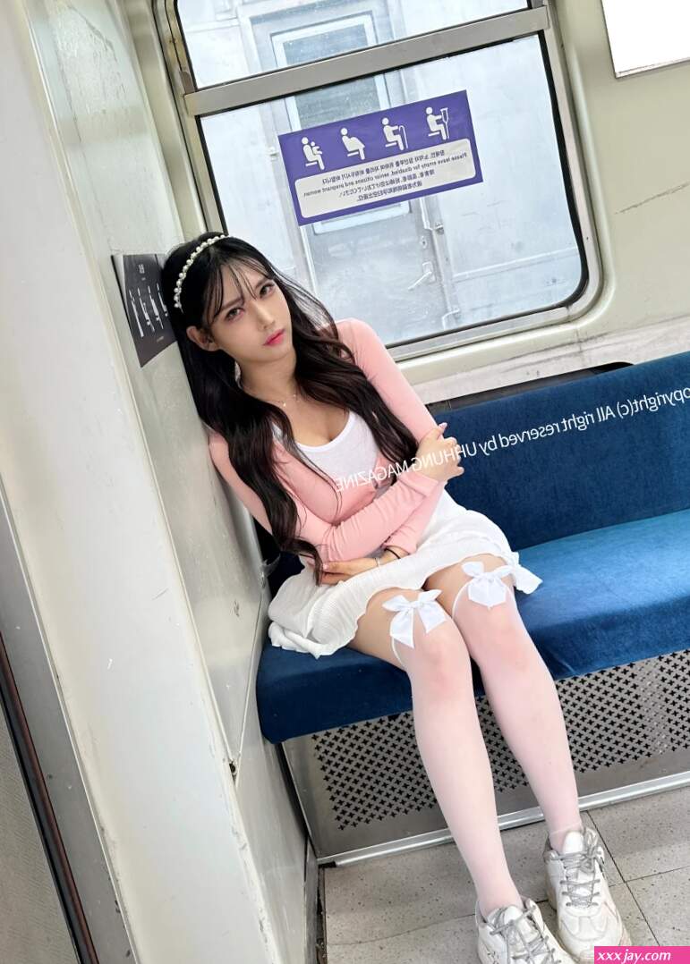 UHHUNG MAGAZINE Hani : The Girlfriend on The Subway