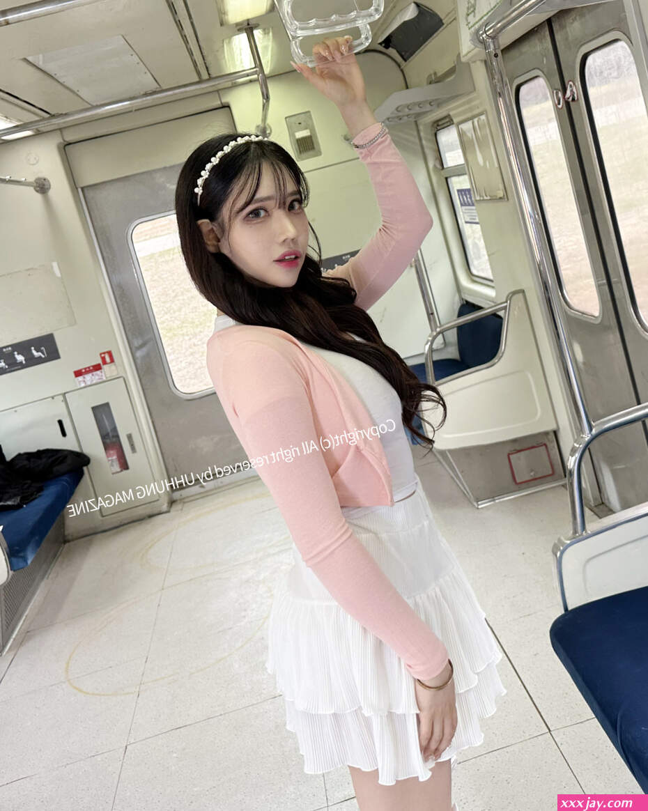 Hani UHHUNG Magazine The Girlfriend on The Subway Set.02
