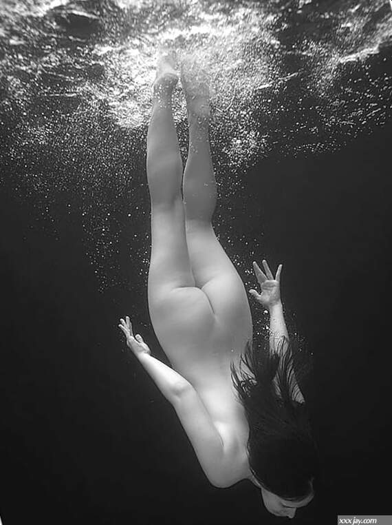 : Bathroom Wall Art-Diving Nude Vintage Photo Sexy Great Body Underwater Wet Naked Breasts Pinup Bathroom Picture Man Woman For Bedroom Cave Apartment Bar Beach House Decor12x16inch Unframed: Posters Prints