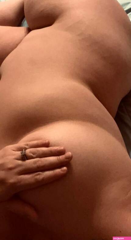 Naked Chubby wife lying on the bed x Pic