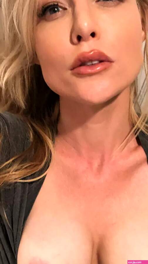 MILF with big tits hard nipples selfies