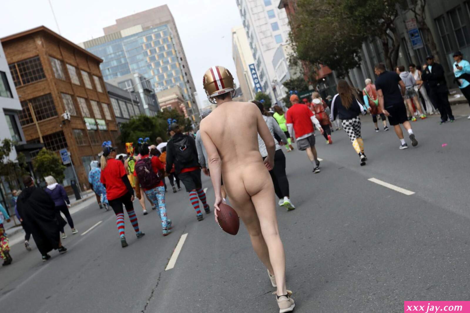 Nude runners descend on San Franciscos Bay to Breakers