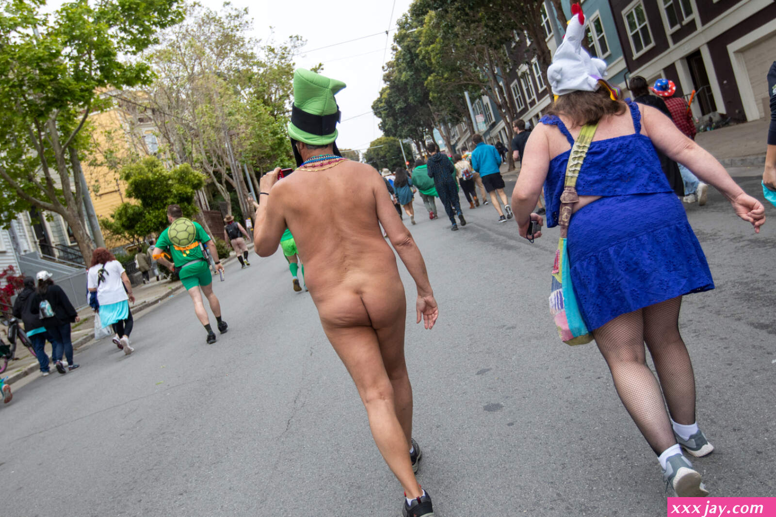 Nude runners descend on San Franciscos Bay to Breakers