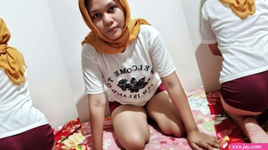 Ngentot cewek cantik jilbab muslimah tanpa kondom. Dia tak mau lepas hijab saat ngentot-Evesyantika