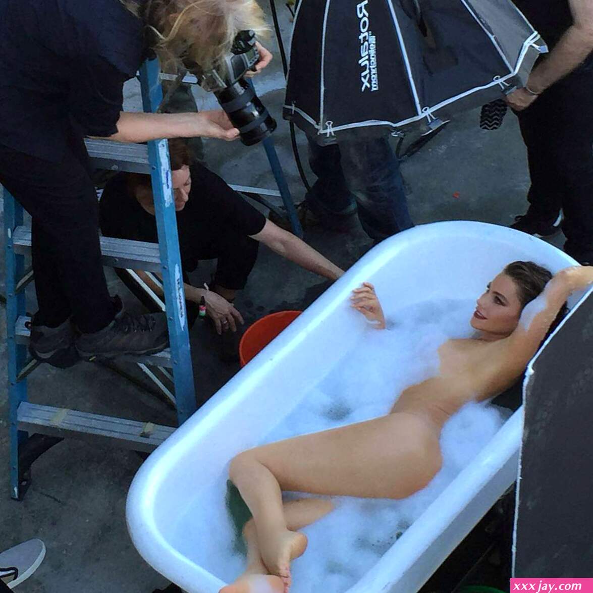 Sofa Vergara Shares Naked Bathtub Photo from 2015