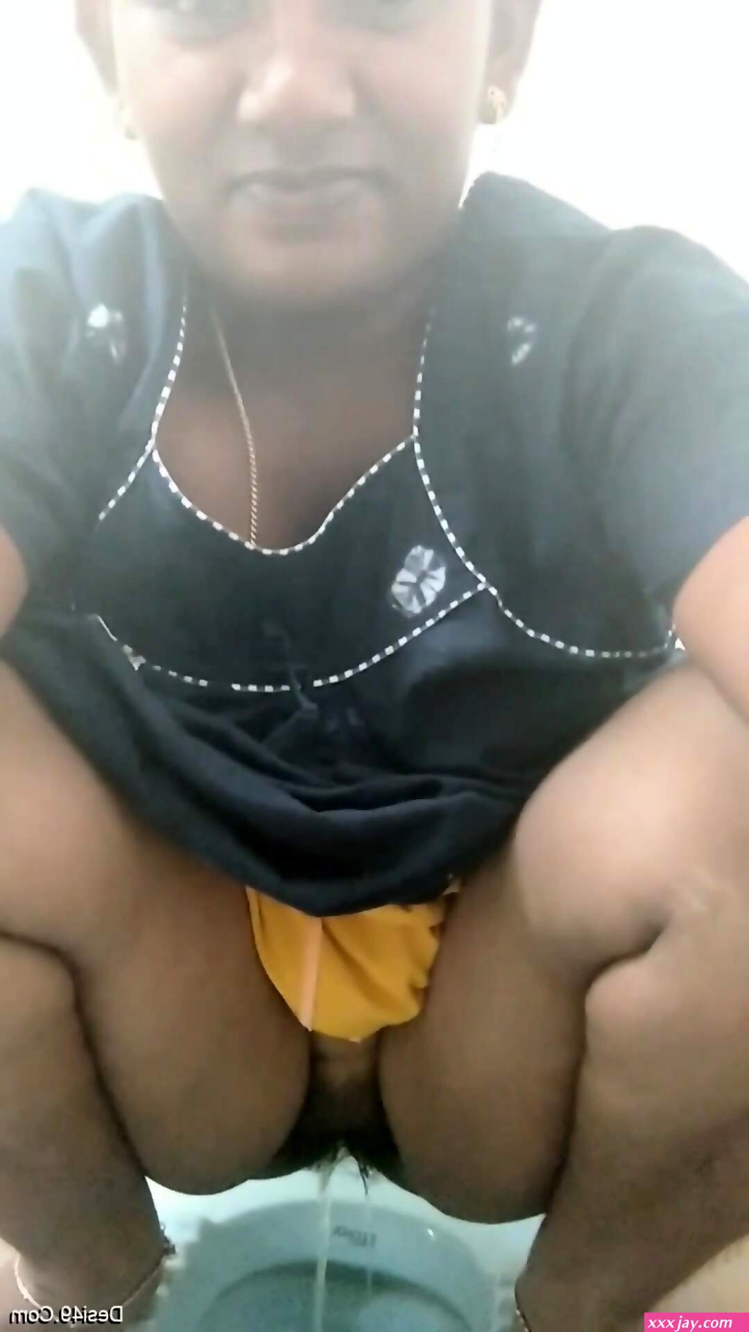 Indian desi tamil aunty boobs show pics