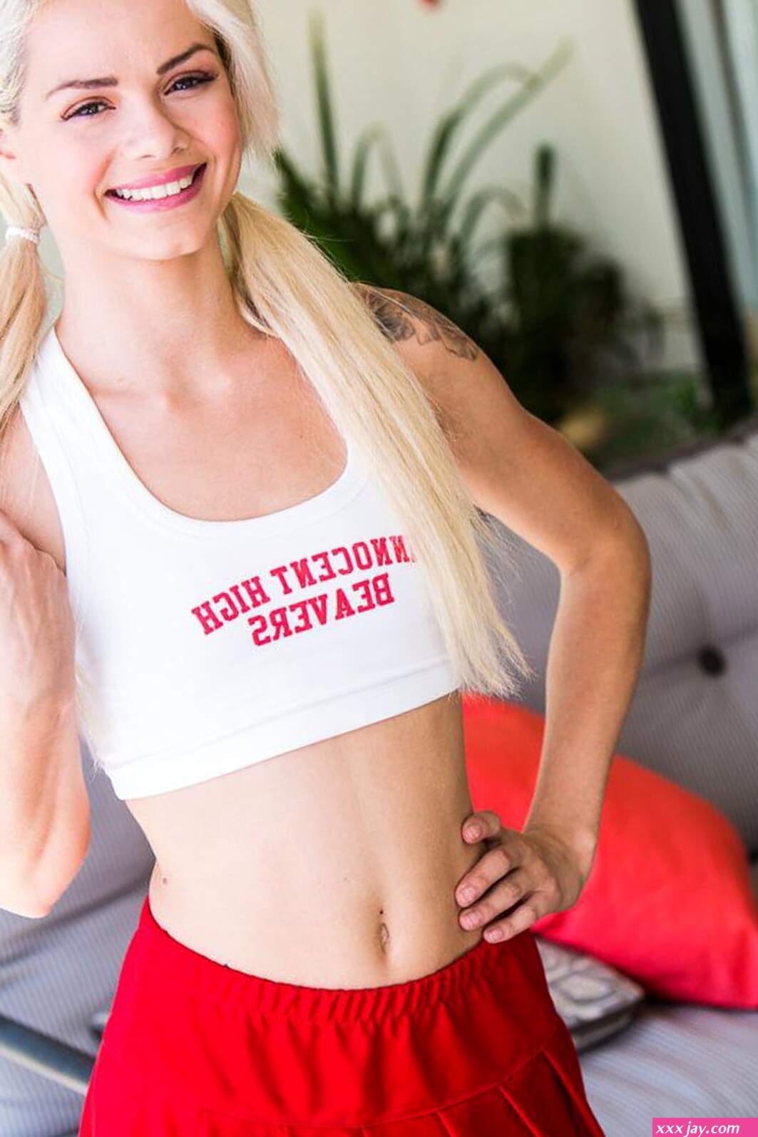 Blonde cheerleader Elsa Jean takes a large facial